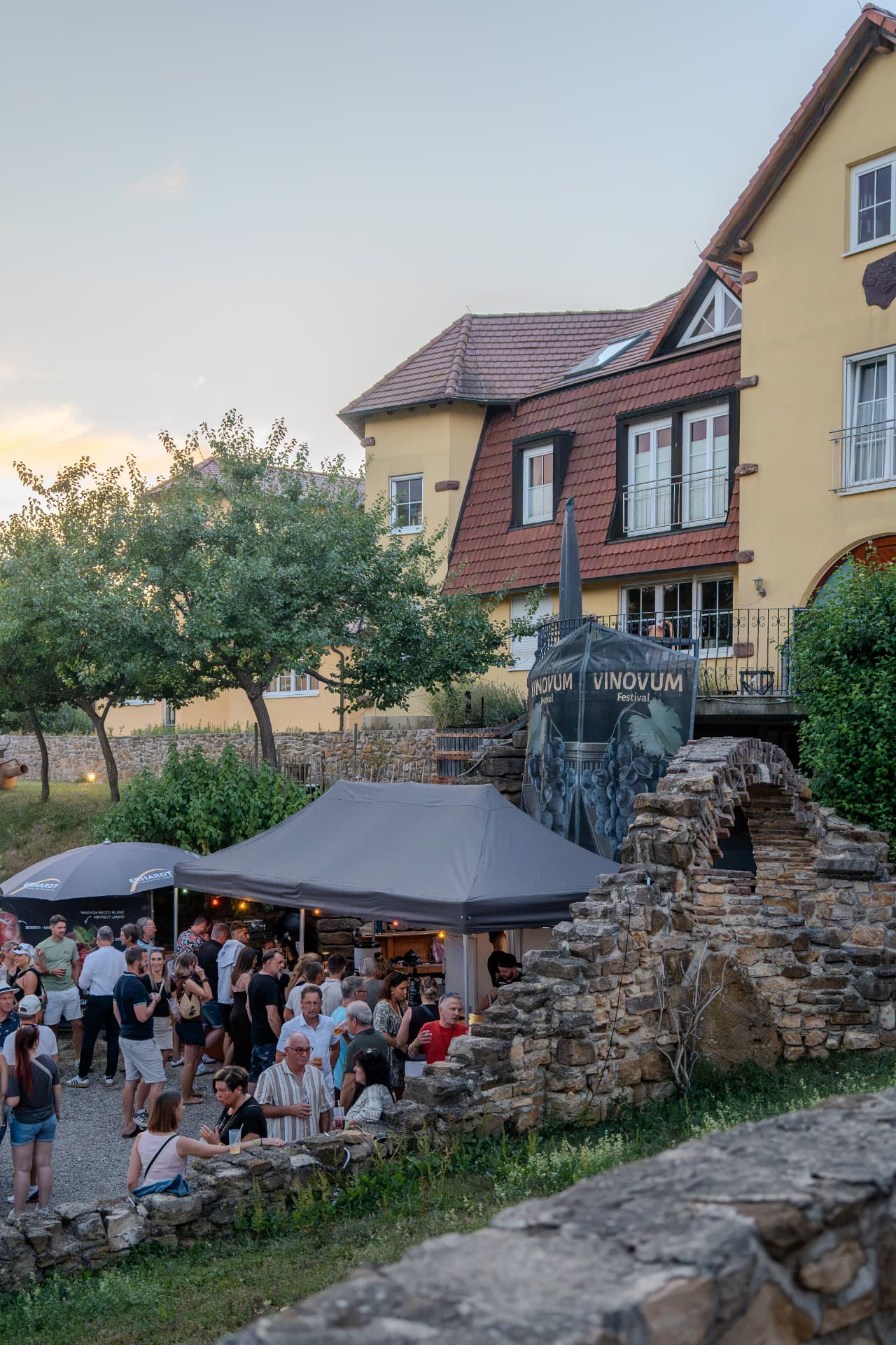Abendliche Schlossparty mit VINOVUM-Stand am Weingut Schmidt