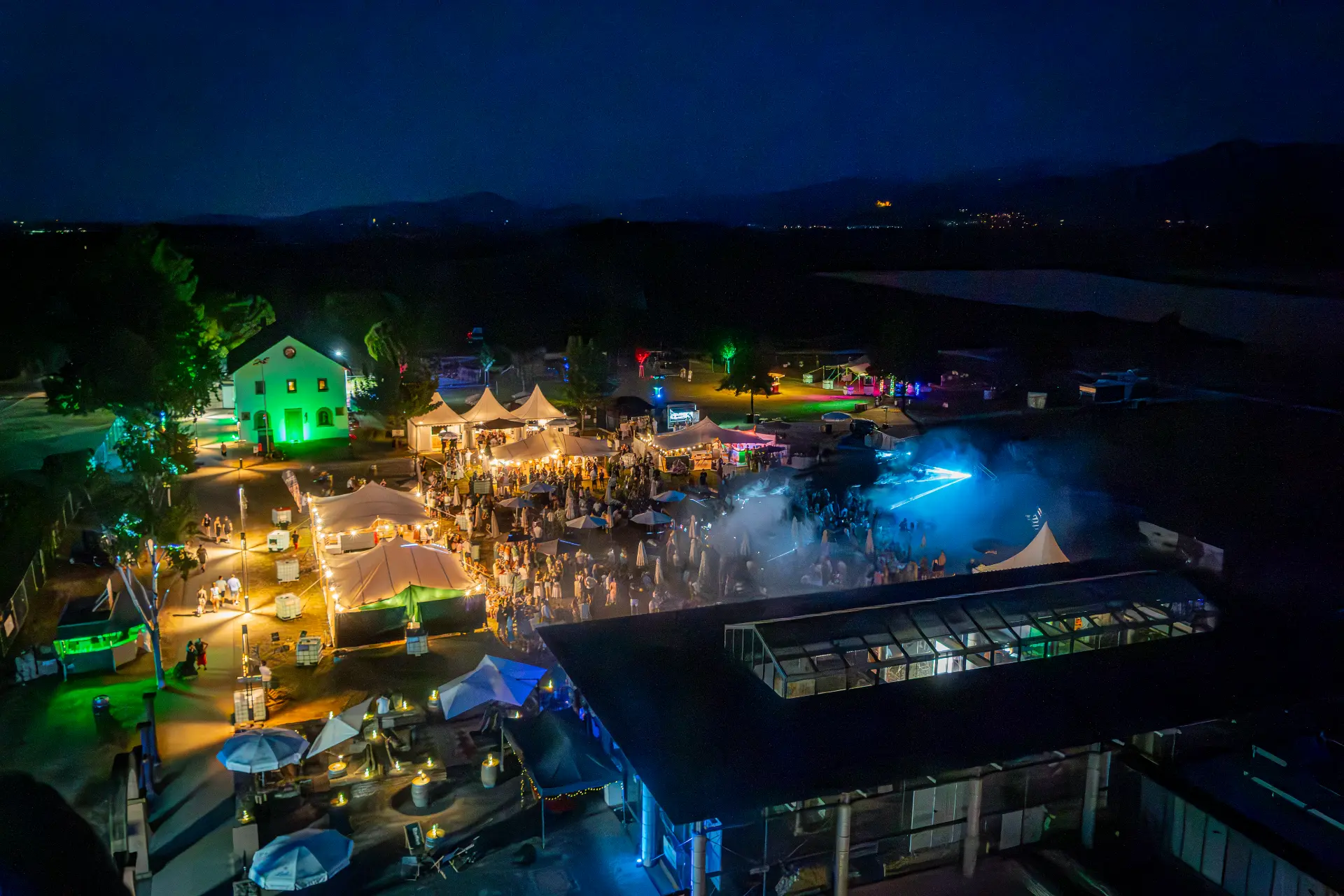 VINOVUM Festivalgelände bei Nacht – Luftaufnahme